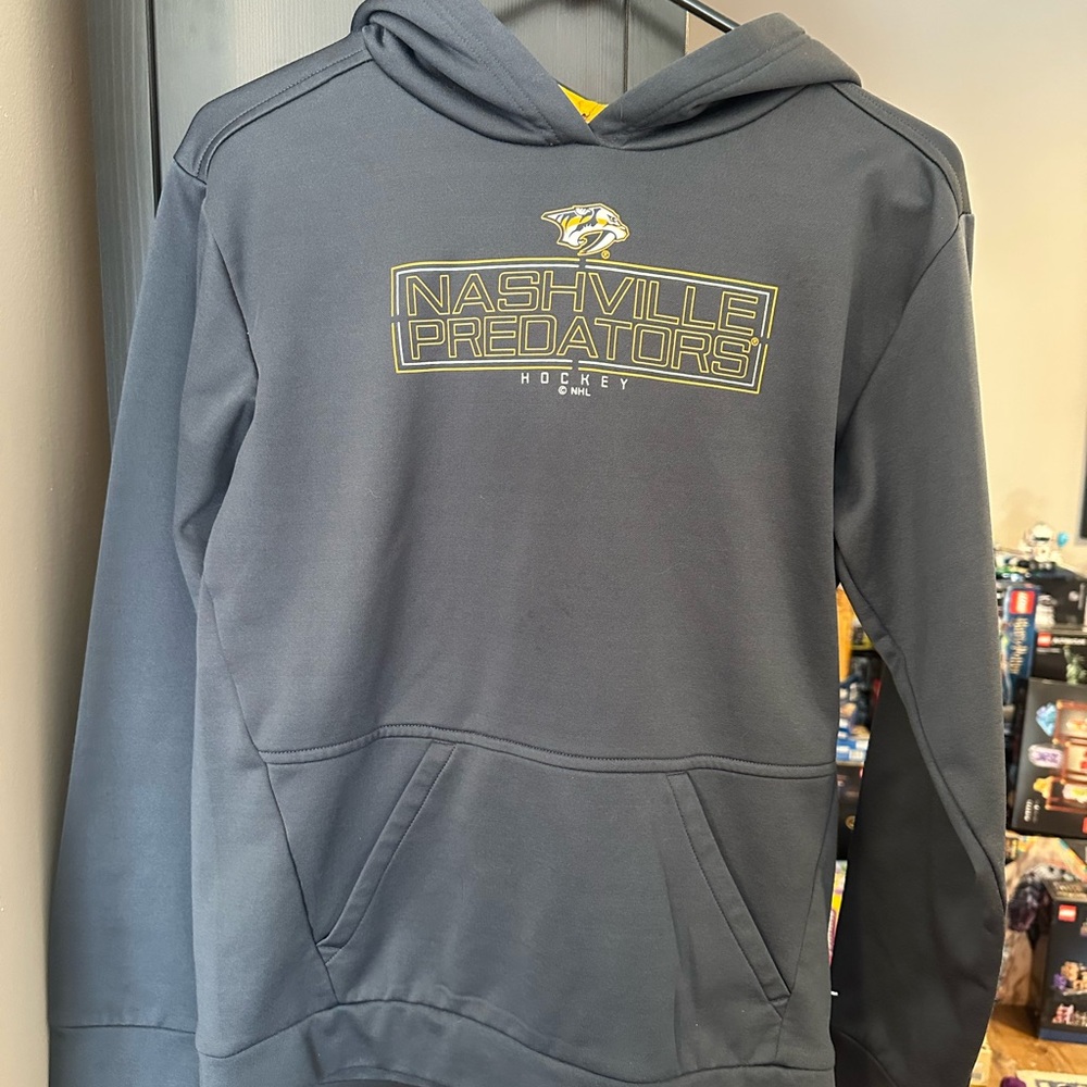 Champions Nashville Predators Kid's Gray Hoodie. Size Youth XL (14/16)